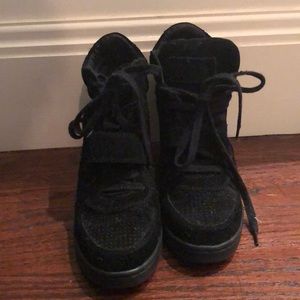 Black wedge sneaker